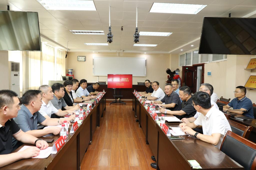 信陽市上天梯非金屬礦管理區領導一行來我校考察交流